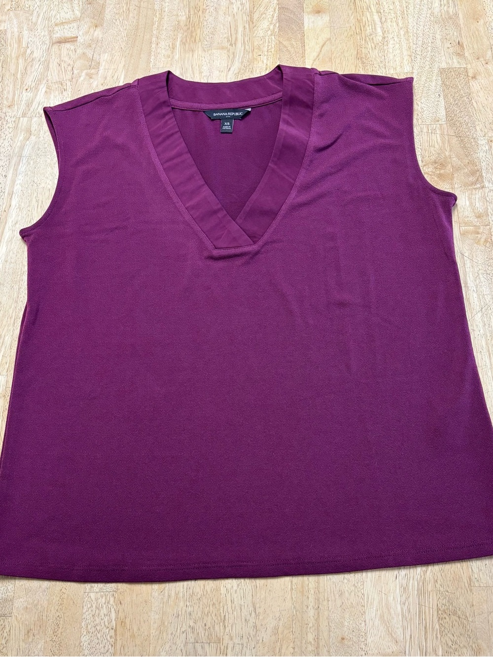 Banana Republic Satin Trim V-Neck Blouse Sz XS Deep Berry Sleeveless Top